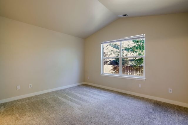 3425 SW Juniper Avenue, Redmond, OR 97756