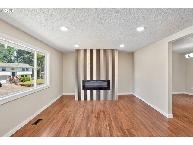19139 BEDFORD Dr, Oregon City, OR 97045