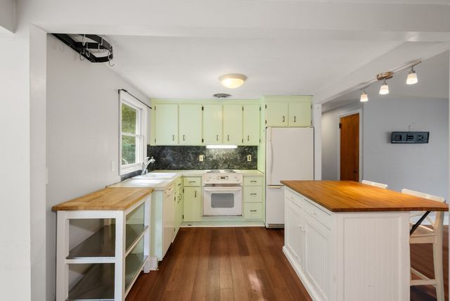 208 Mount Vernon Rd E, Weymouth, MA 02189