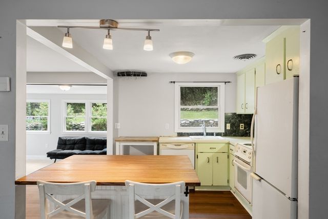 208 Mount Vernon Rd E, Weymouth, MA 02189