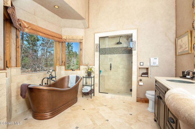 32310 Hummingbird Court, Running Springs, CA 92382