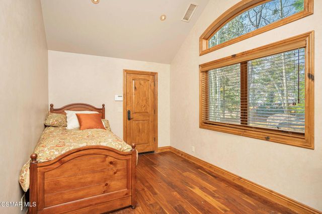 32310 Hummingbird Court, Running Springs, CA 92382