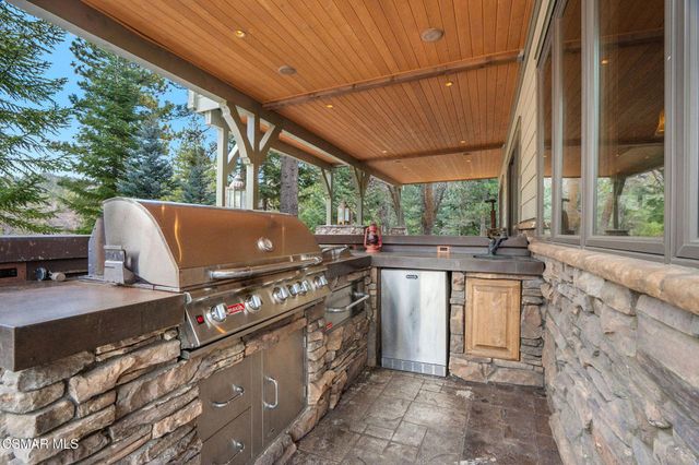 32310 Hummingbird Court, Running Springs, CA 92382