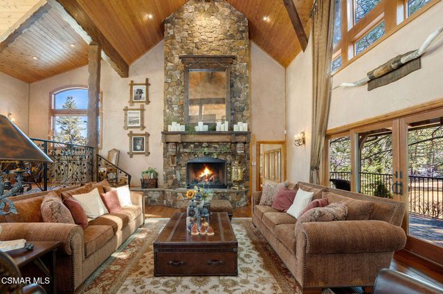 32310 Hummingbird Court, Running Springs, CA 92382