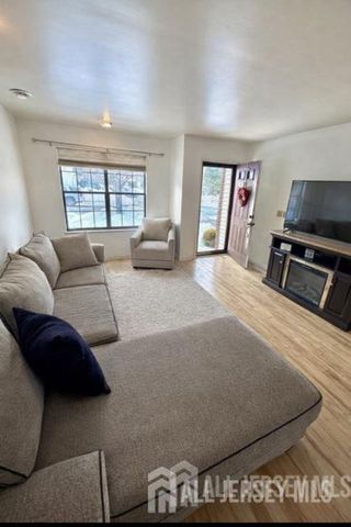 32 dogwood Drive, Edison, NJ 07820