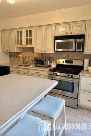 32 dogwood Drive, Edison, NJ 07820