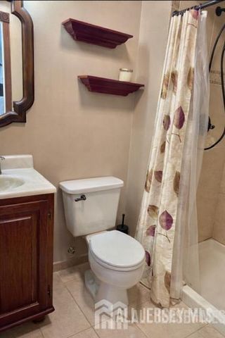 32 dogwood Drive, Edison, NJ 07820