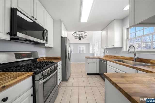 36 Woods Edge Road, Old Tappan, NJ 07675