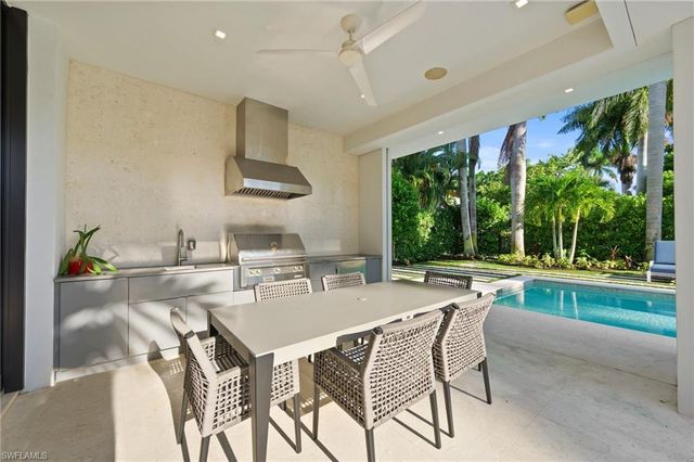 376 1ST AVE N, Naples, FL 34102