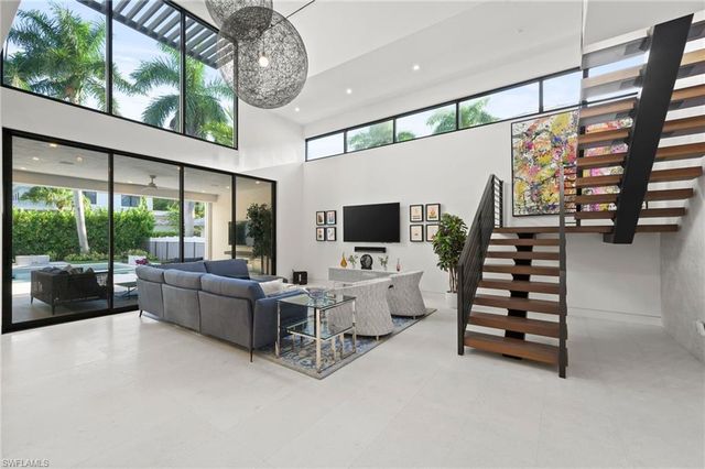 376 1ST AVE N, Naples, FL 34102