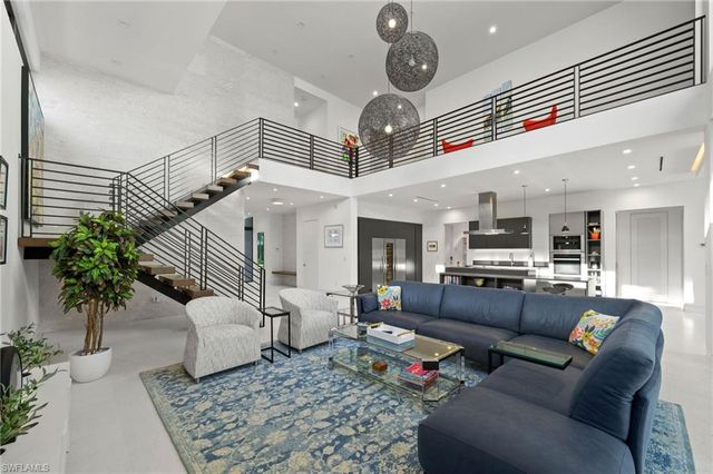 376 1ST AVE N, Naples, FL 34102