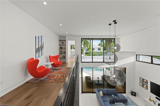 376 1ST AVE N, Naples, FL 34102