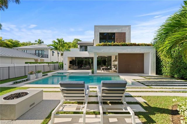 376 1ST AVE N, Naples, FL 34102