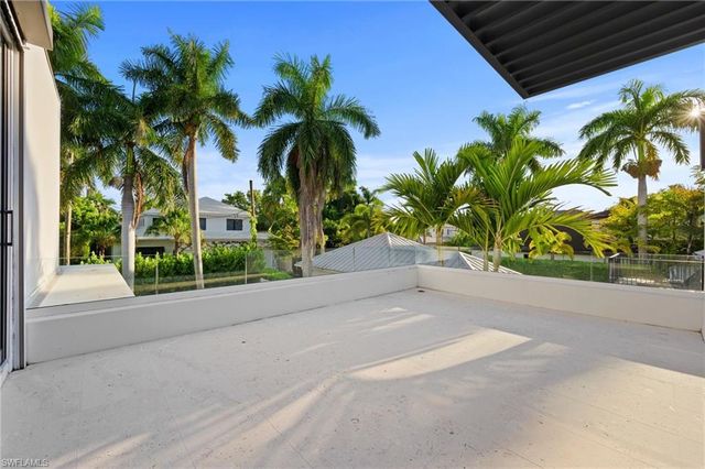 376 1ST AVE N, Naples, FL 34102