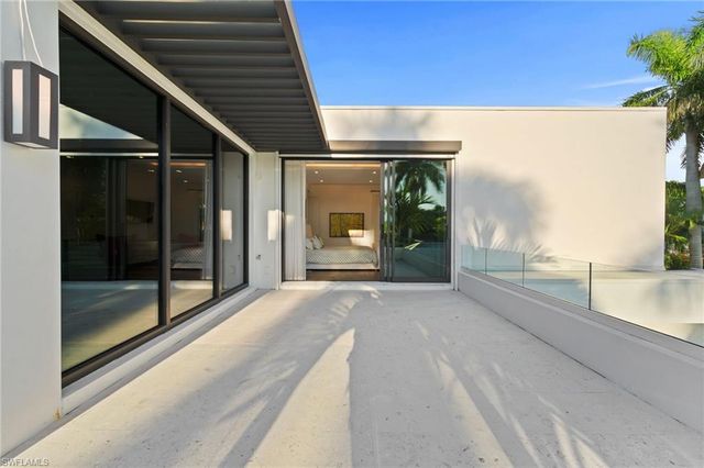 376 1ST AVE N, Naples, FL 34102