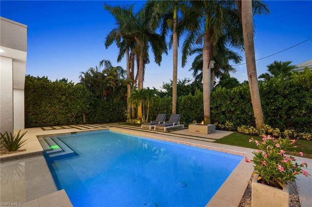 376 1ST AVE N, Naples, FL 34102