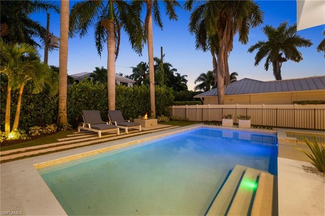 376 1ST AVE N, Naples, FL 34102
