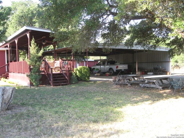 580 CR 663, Devine, TX 78016