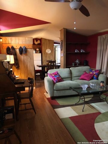 580 CR 663, Devine, TX 78016