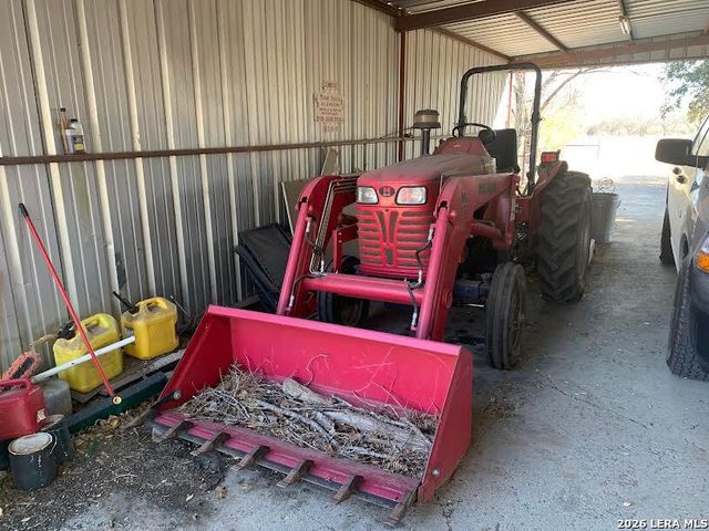 580 CR 663, Devine, TX 78016