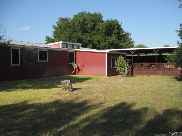 580 CR 663, Devine, TX 78016
