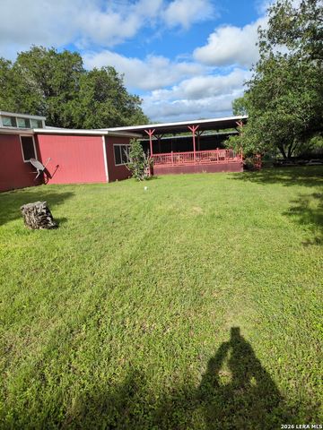 580 CR 663, Devine, TX 78016