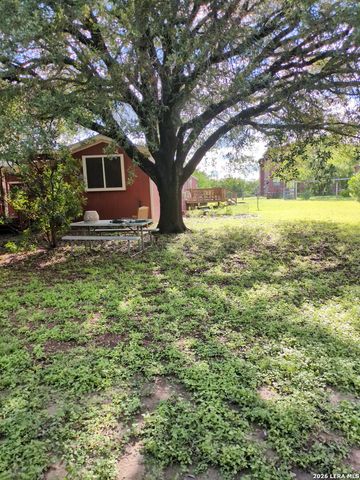 580 CR 663, Devine, TX 78016