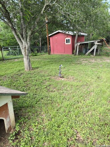 580 CR 663, Devine, TX 78016