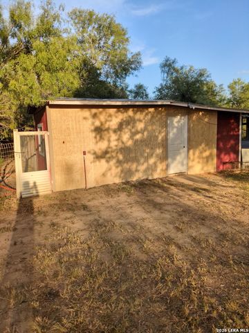 580 CR 663, Devine, TX 78016