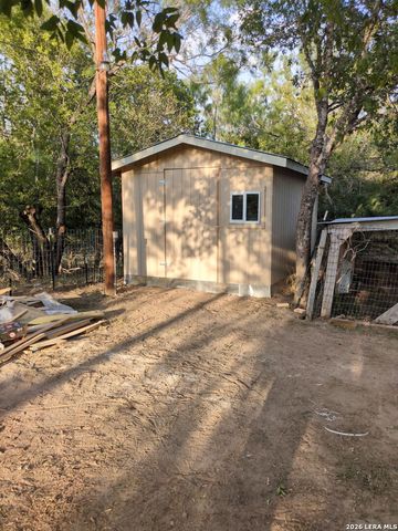 580 CR 663, Devine, TX 78016