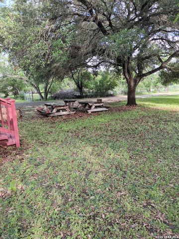 580 CR 663, Devine, TX 78016