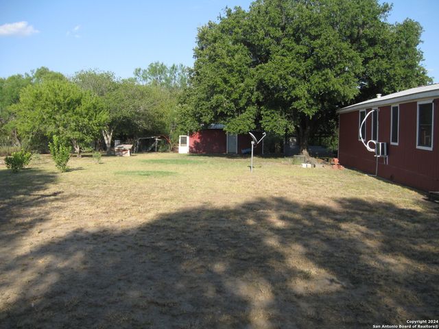 580 CR 663, Devine, TX 78016