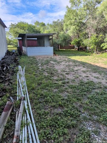 580 CR 663, Devine, TX 78016