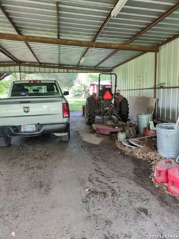 580 CR 663, Devine, TX 78016