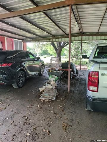 580 CR 663, Devine, TX 78016