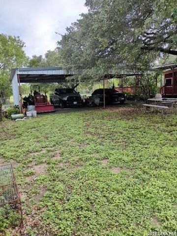 580 CR 663, Devine, TX 78016