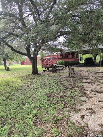 580 CR 663, Devine, TX 78016