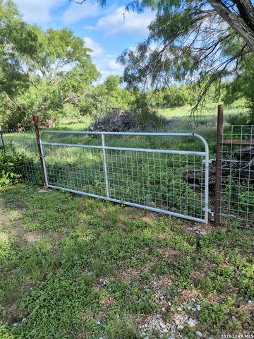 580 CR 663, Devine, TX 78016