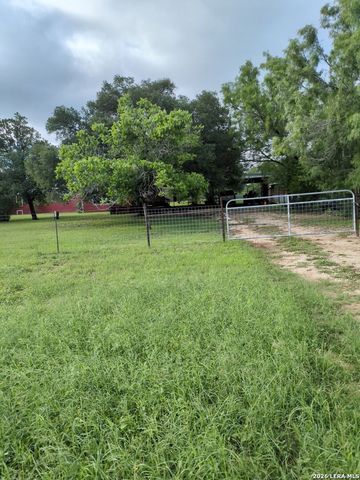 580 CR 663, Devine, TX 78016