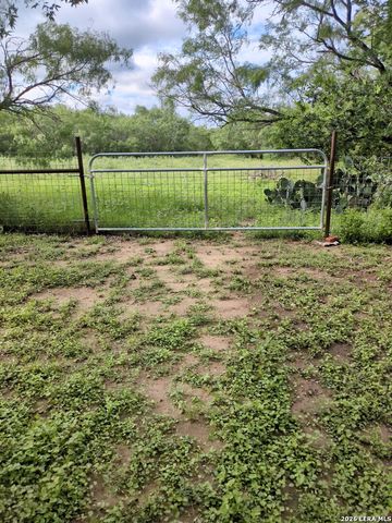 580 CR 663, Devine, TX 78016