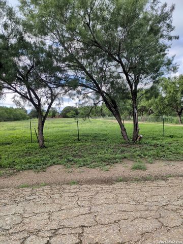 580 CR 663, Devine, TX 78016