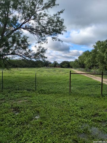 580 CR 663, Devine, TX 78016