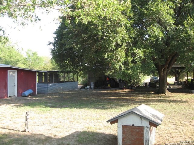 580 CR 663, Devine, TX 78016