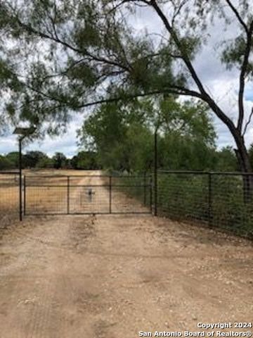 580 CR 663, Devine, TX 78016