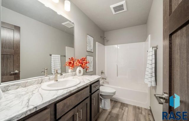 6849 W Viola Ct Court, Sioux Falls, SD 57107