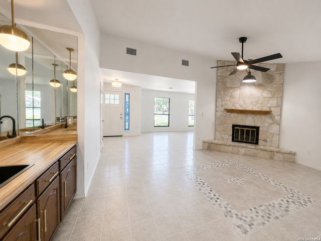 2119 CRESTED WALK, San Antonio, TX 78231