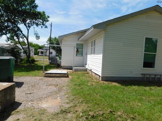 437 W 3RD STREET, Burkburnett, TX 76354