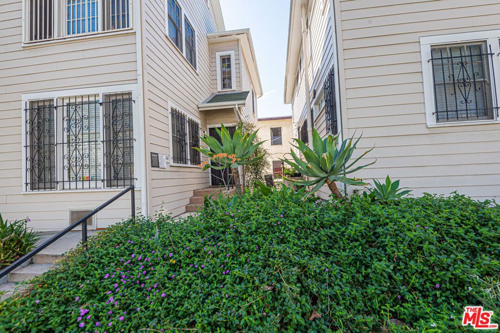 Image 5 of property listing at 3220 W 2nd Street, Los Angeles, CA 90004