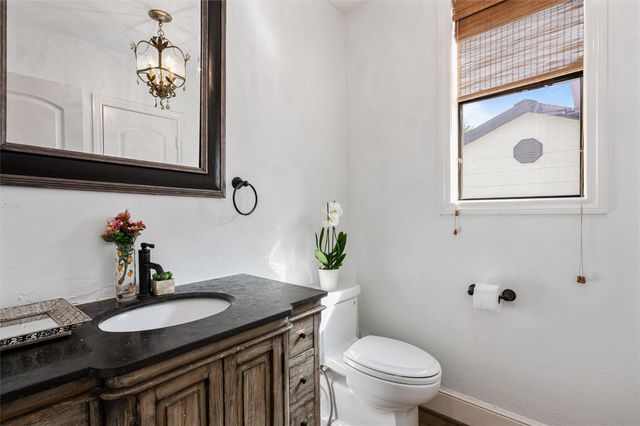 4523 Maple Street, Bellaire, TX 77401