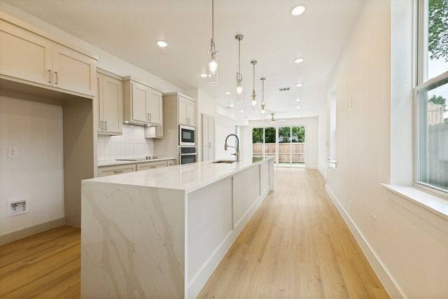 2416 Pennsylvania Avenue, Dallas, TX 75215